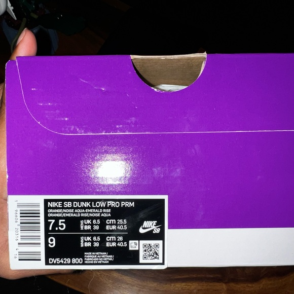 Brand New - Never Worn Nike SB Dunk Low Orange & Emerald Rise (Women size 9) - Picture 7 of 12